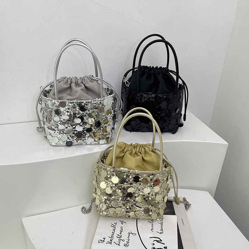 Luxury Bags News - กระเป๋าถือทรงถังประดับเลื่อมหรูหราเบาๆ สำหรับผู้หญิง แฟชั่นทันสมัย สายโซ่สะพายไหล่เดียวหรือสะพายข้าง กระเป๋าออกงานผู้หญิงสุดชิคแบบใหม่
