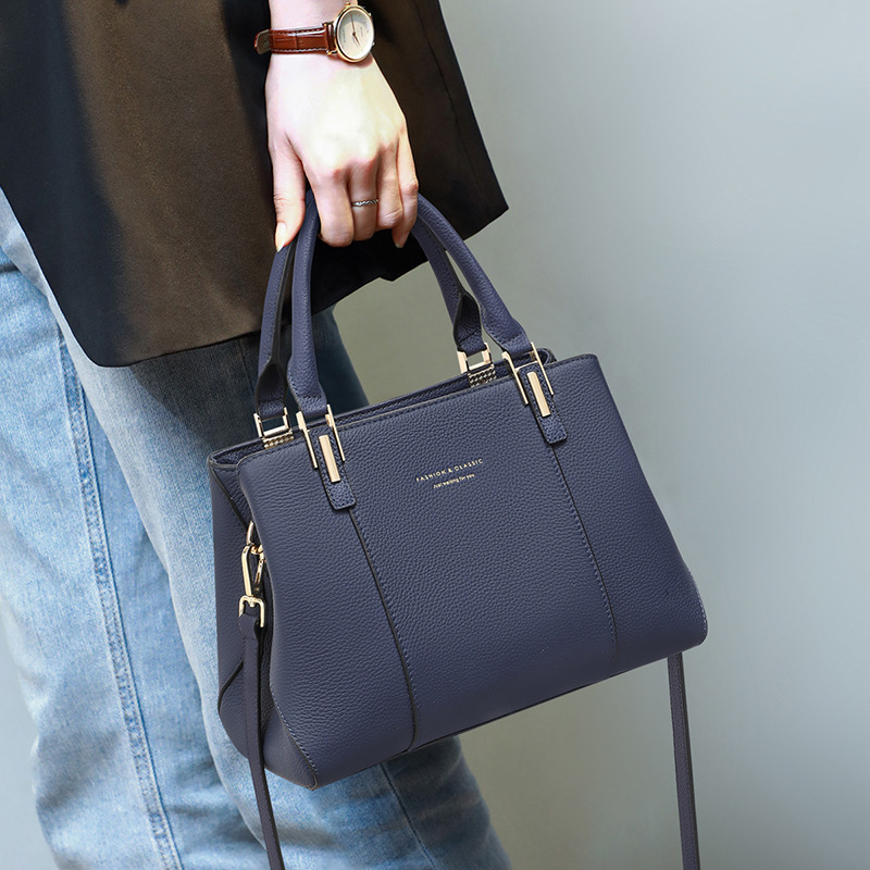 Luxury Bags News - กระเป๋าสะพายไหล่หนังแท้แฟชั่นใหม่สำหรับผู้หญิง กระเป๋าสะพายไหล่ขนาดใหญ่ ดีไซน์หรูหรา น้ำหนักเบา ใช้งานได้หลากหลาย