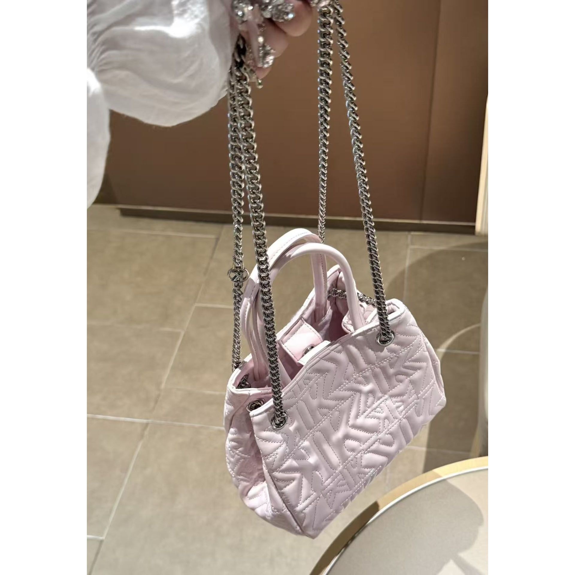 Luxury Bags News - กระเป๋าสะพายข้างทรงสี่เหลี่ยมเล็ก Kappa Light Luxury Chic รุ่นใหม่