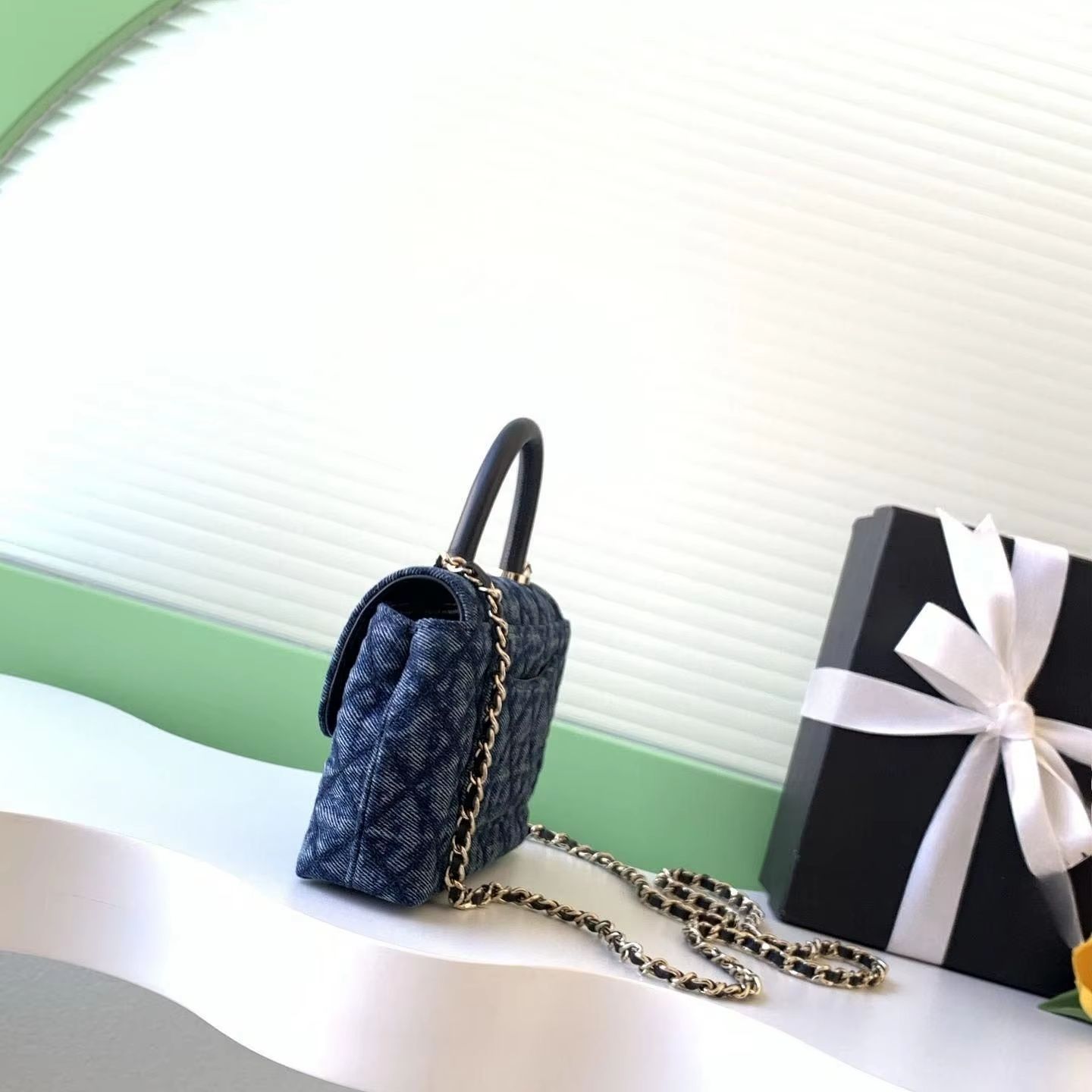 Chain Crossbody Quilted - กระเป๋าสะพายข้างผู้หญิงสีน้ำเงินเข้ม ผ้าเดนิมลายแจ็คการ์ด แบบมีฝาปิดขนาดเล็ก พร้อมหูจับด้านบนและสายสะพายโซ่หนังถัก