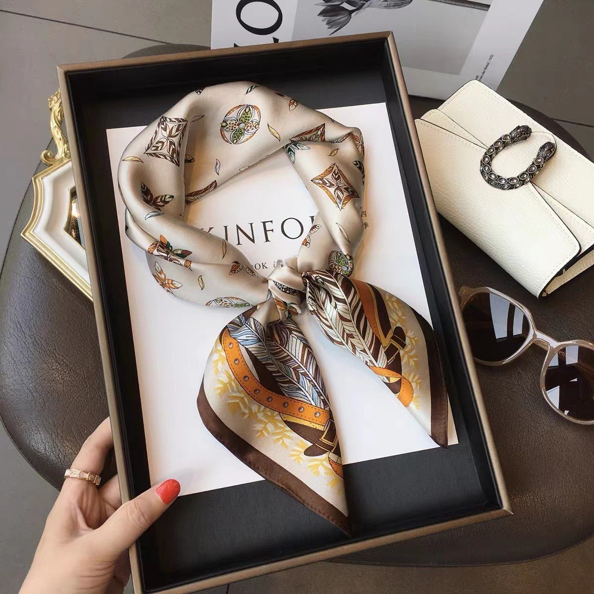 Luxury Bags Online - แฟชั่นหรูหราพิมพ์ 70*70 ซม.ผ้าไหมผ้าพันคอผู้หญิงซาติน Hairband Neckerchief Tie