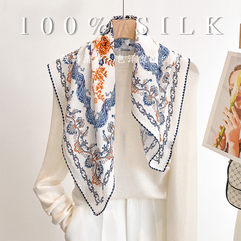 Luxury Bags Online - ผ้าพันคอไหมแท้ 100% ลายดอกไม้บาโรกสไตล์เรโทร ขนาด 70 ซม.