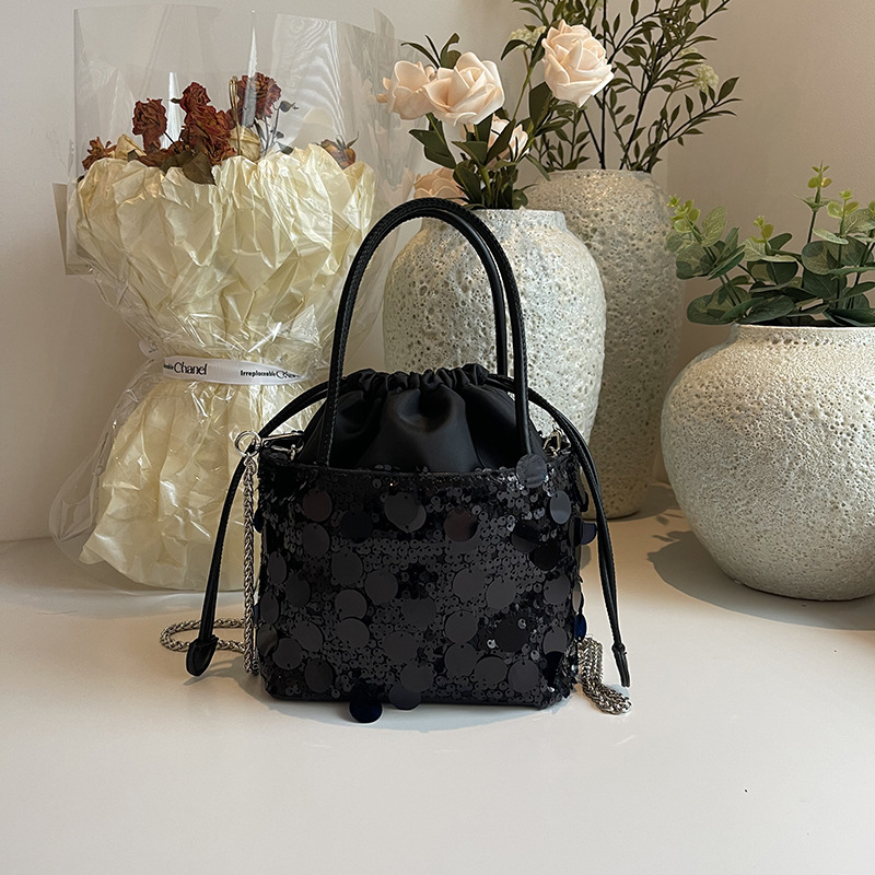 กระเป๋าถือทรงถังประดับเลื่อมหร - Luxury Bags News บทวิจารณ์และราคา