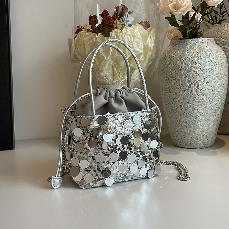 กระเป๋าถือทรงถังประดับเลื่อมหร - Luxury Bags News บทวิจารณ์และราคา