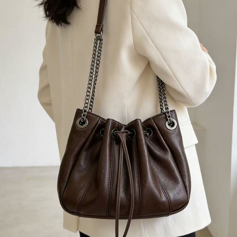 กระเป๋าถือทรงถังแบบมีเชือกผูก  - Chain Crossbody Quilted บทวิจารณ์และราคา